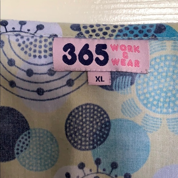 Slightly worn, XL Scrub Top - Picture 2 of 2